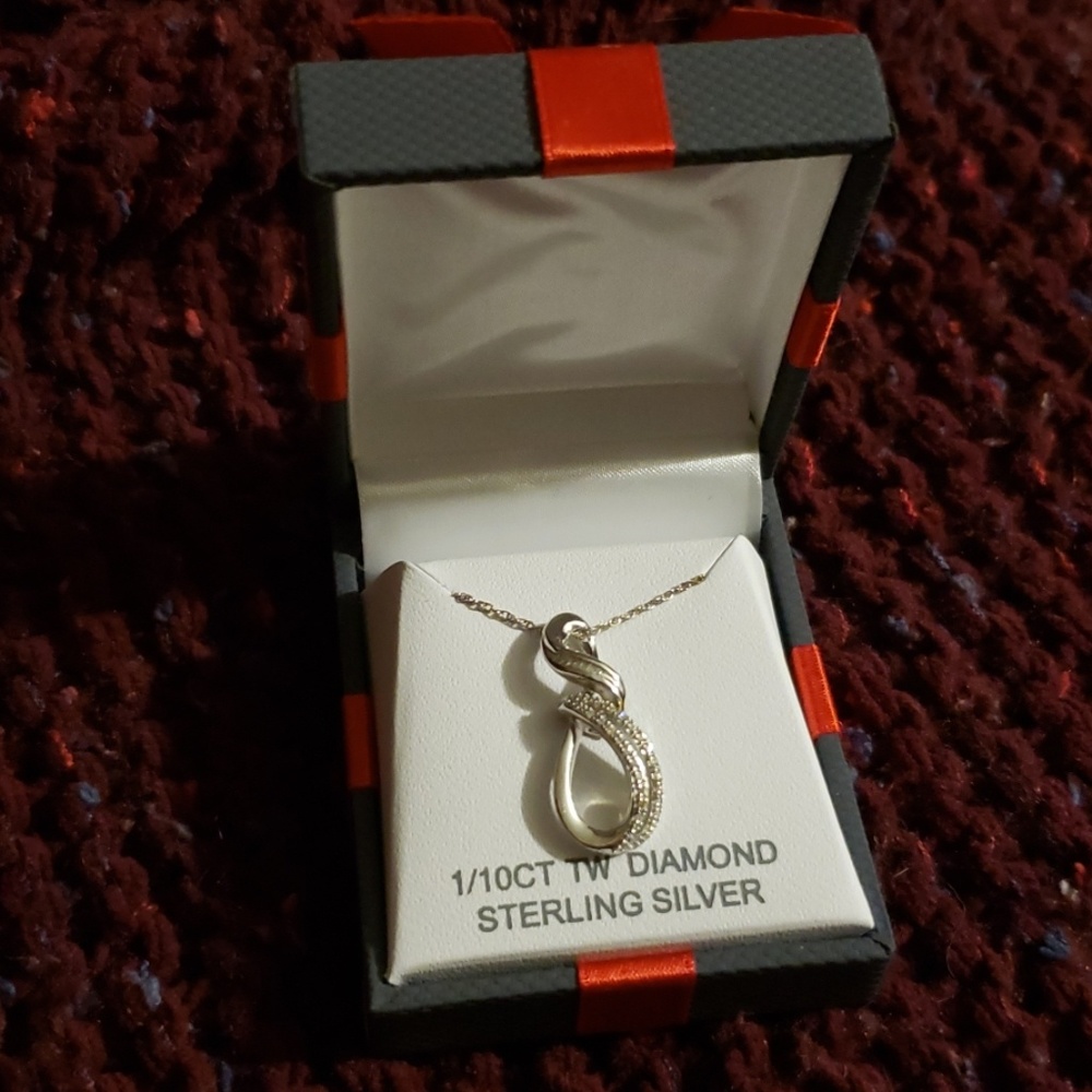 Nwt 1/10 ct diamond necklace